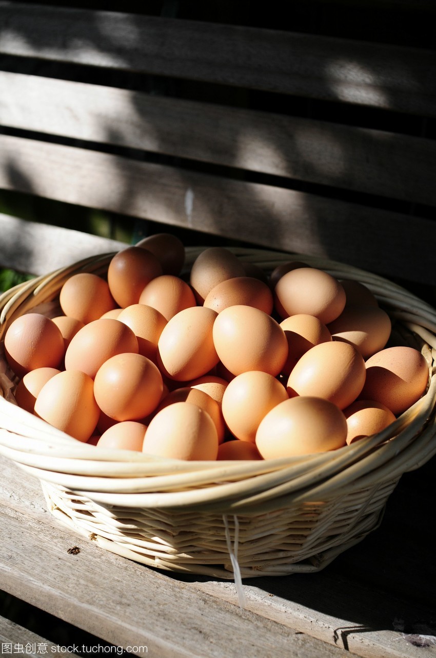 自由放养的鸡蛋在篮子里